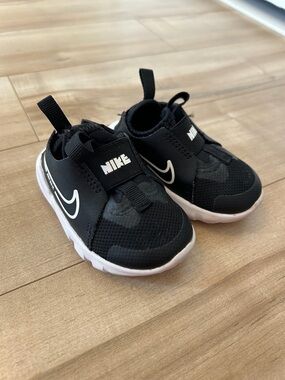 Nike Kids Black and White Hook-and-Loop Slip-On Sneakers